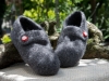 p-0020-spangenschuh-grau-m-rotem-knopf